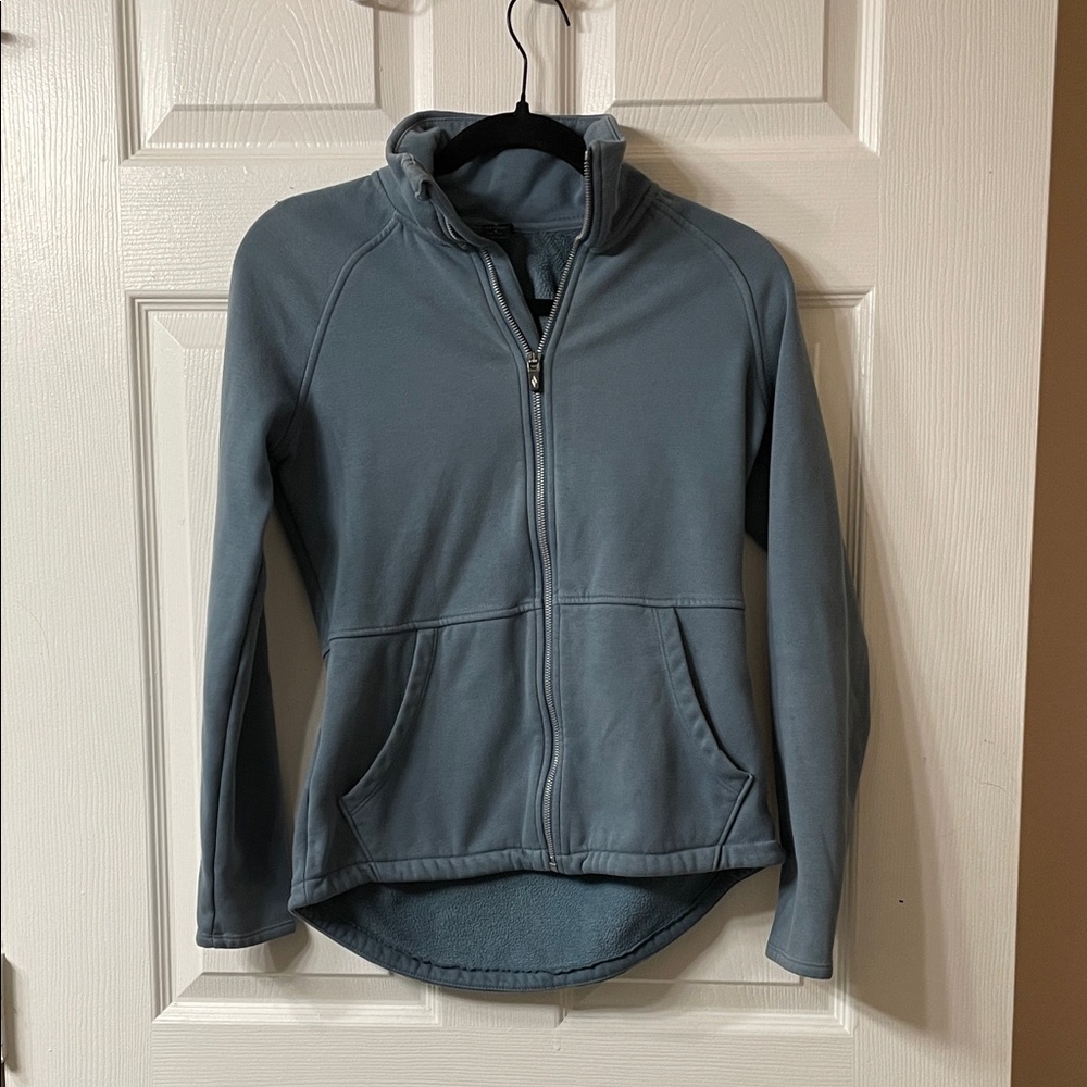 Women’s zip up sweatshirt from Skechers size small

Color blue